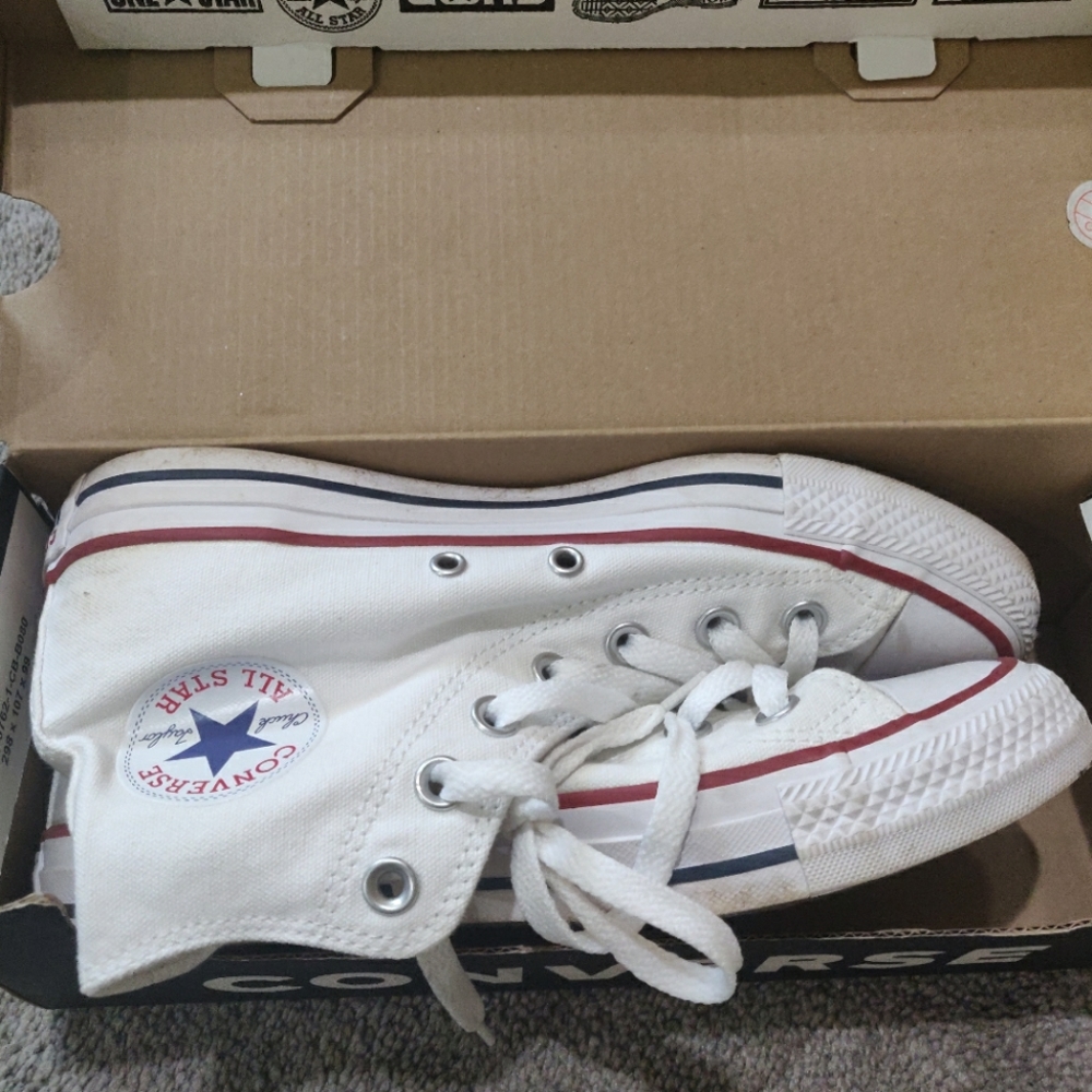 Converse Chuck Taylor (women's US 7.5)